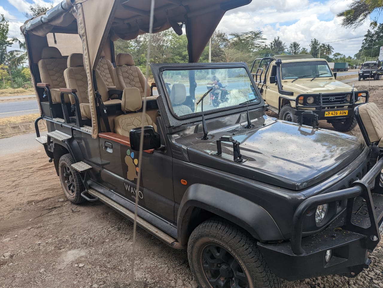 Open-roof safari vehicle